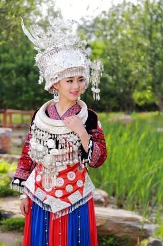 苗寨美女，穿著幾乎在苗區都消失的特色苗族服飾，美得讓人心醉