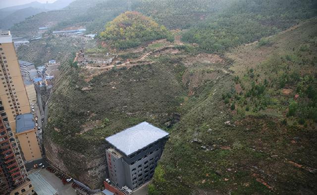 延安一酒店，建成有5年時間，夾在兩​個​大山之間，安全又新穎