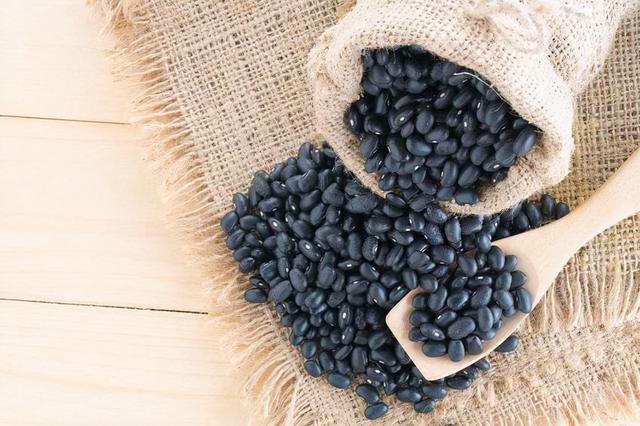 多走路可以降低血脂？提醒：尽量多吃这几种食物，或比走路效果好