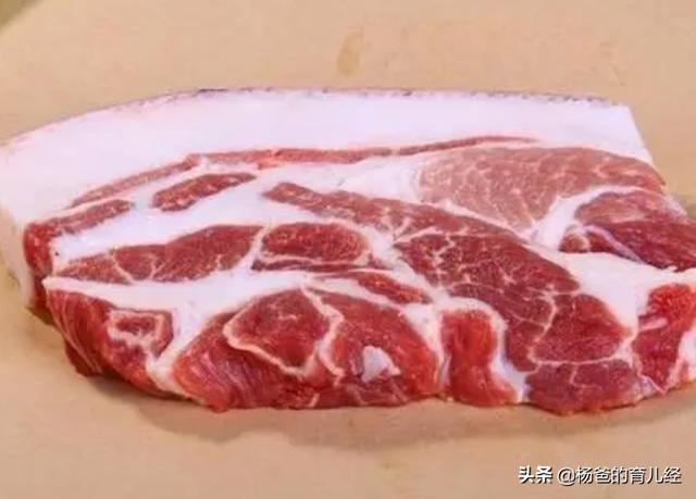 美味的蒜香蜜汁五花肉，搭配米饭一起吃，鲜嫩爽口，孩子特爱吃