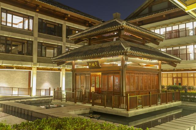 廣東旅行，發現一座禅修酒店，造型像古代宮殿，建築大有來頭