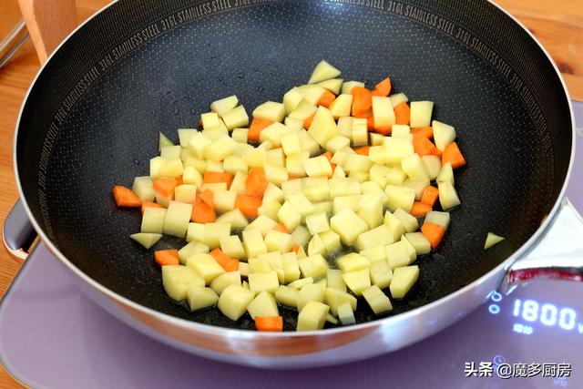 孩子要吃咖喱饭，妈妈做了份圣诞款咖喱牛肉蛋包饭，孩子特开心