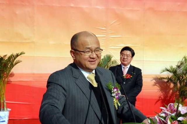 逆袭为百亿富豪的秦荣华，从日本买10000根木头：这本就是中国的