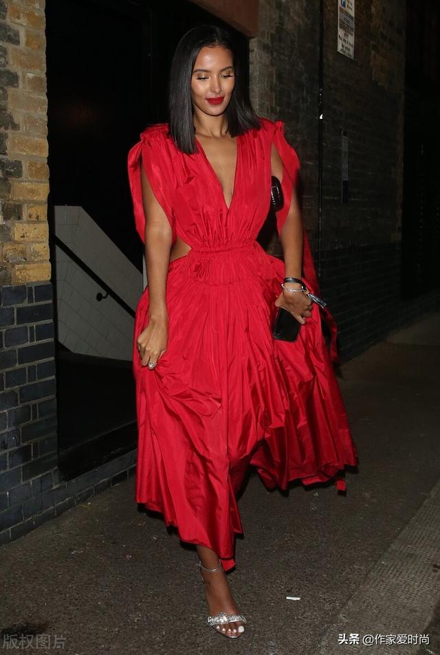 英国模特玛雅•贾马外出街拍照曝光，红色V领连衣裙，光鲜亮丽