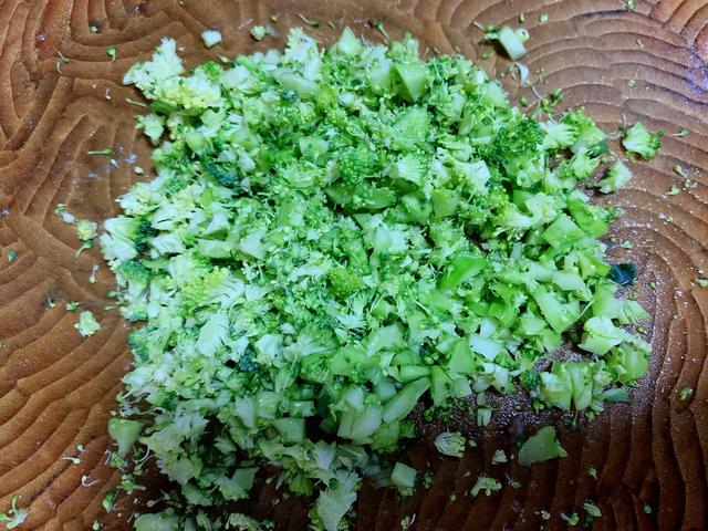 冬天多给孩子做海苔豆腐鲜虾饼，味道鲜美营养高，做法不难