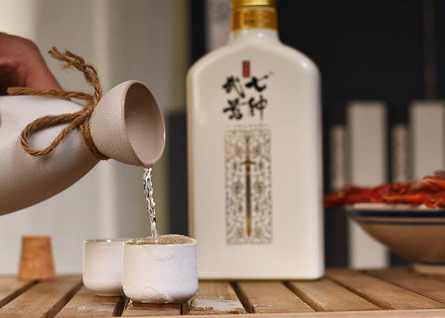 每晚喝二两白酒的人，时间久了身体会怎样？