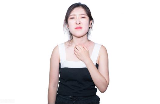 总感觉喉咙有异物，但吃饭喝水没问题？中医1个经典方，帮你搞定