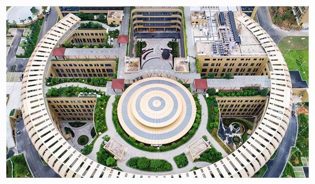 南甯一醫院，院內建築奇葩像馬桶，看過的人都稱：設計師腦洞真大