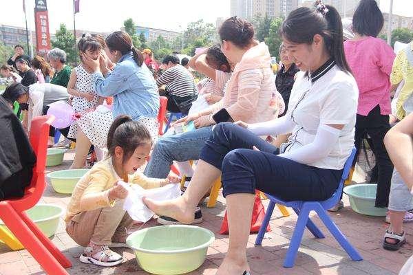 10后的孝顺有多敷衍？给老爸洗脚拍完照就走，爸爸：小棉袄漏风了