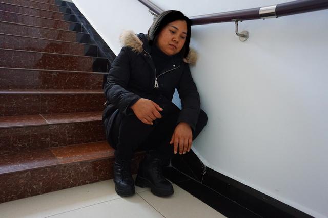 妈妈每晚搂着16岁的儿子睡觉，不开灯讲故事哄他：睡着了就不饿了