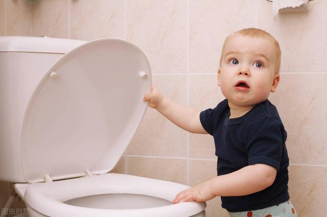 奶奶带娃没好处？观察了3个家庭，发现孩子在1岁时就会自主排尿