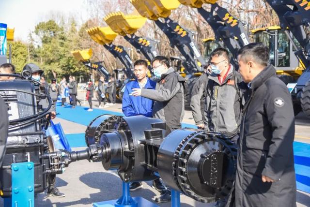 用技术创造无限！徐工逐鹿工程机械纯电新蓝海