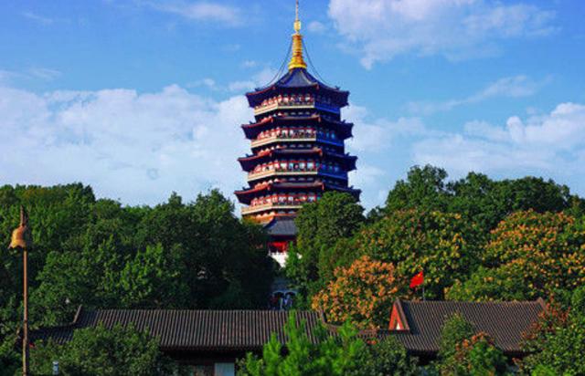 ​76歲杭州大爺熔銅280噸，給雷峰塔披上彩衣，千年只腐蝕1毫米