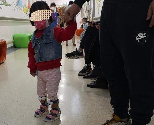 为一个罕见病患儿做手术