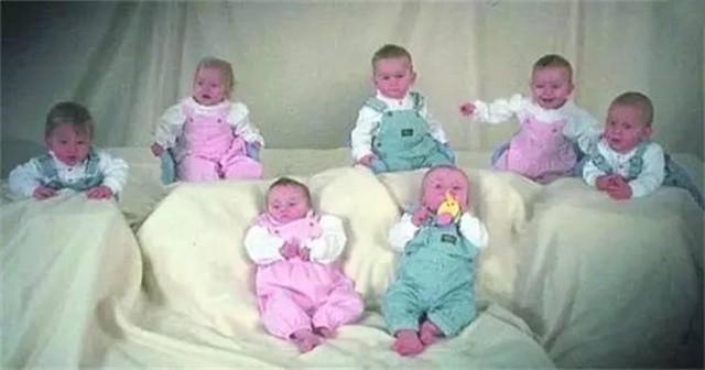 1997年美国孕妇生下七胞胎，获赠511平大别墅，如今怎样了？