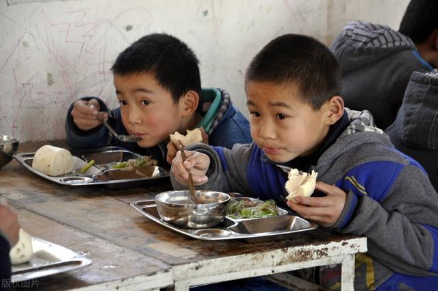 父母呵护孩子成长和爷爷奶奶看着长大的孩子，有哪些差异