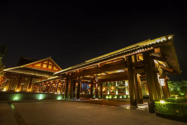 廣東旅行，發現一座禅修酒店，造型像古代宮殿，建築大有來頭