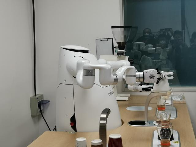 走近冬奥在五棵松冬奥场馆，机器人送货还做手冲咖啡