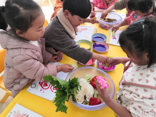 五星乡中心幼儿园的小朋友们真会玩，用蔬菜拓印出自己的多彩世界