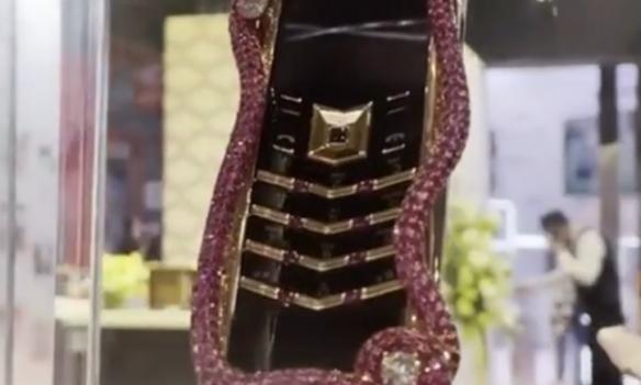 VERTU展示新款眼镜蛇手机：配私人管家 售价289万元