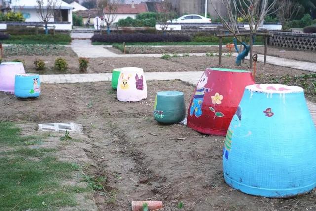 孩子们，菜园里涂鸦去