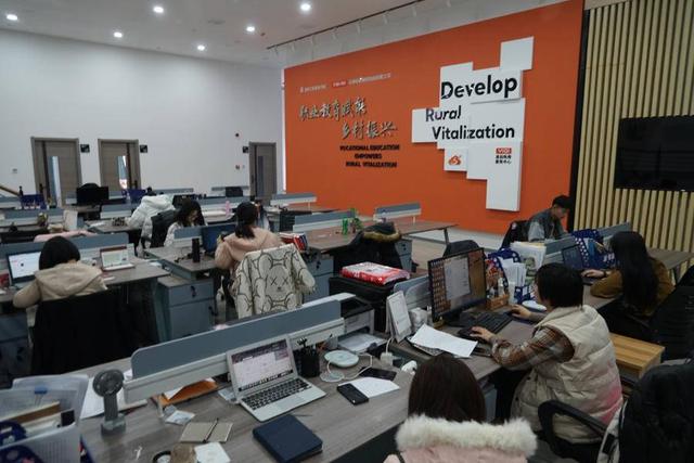 电商客服的“双十一”，每天接待500人，加班熬夜是常态