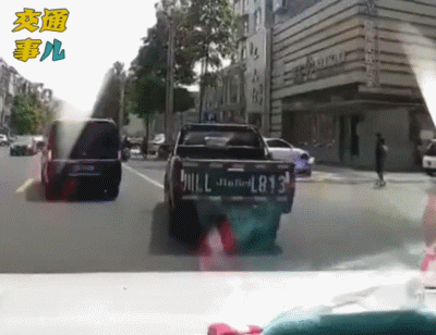 6岁男童骑滑板车闯红灯酿车祸！家长千万要管好孩子