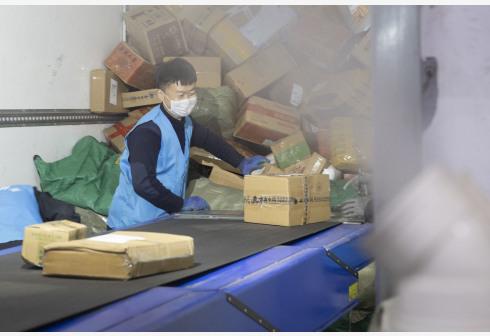 “双十一”你的快递在这“洗个澡”