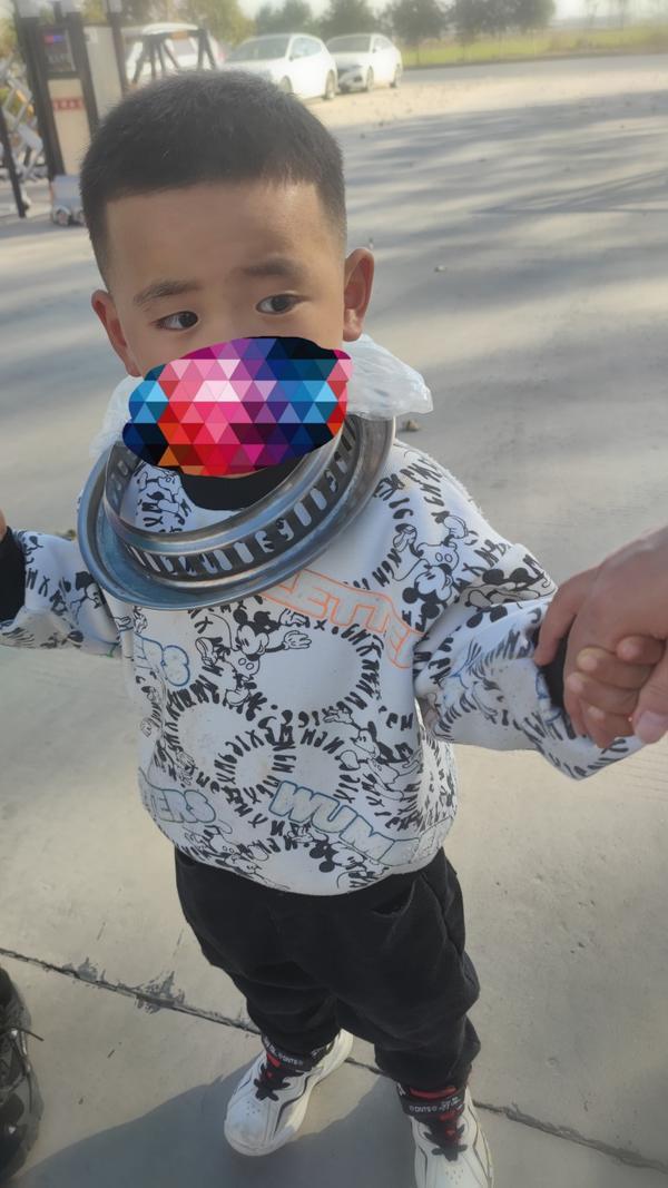 哭笑不得！调皮娃娃脖套“乾坤圈”难取下