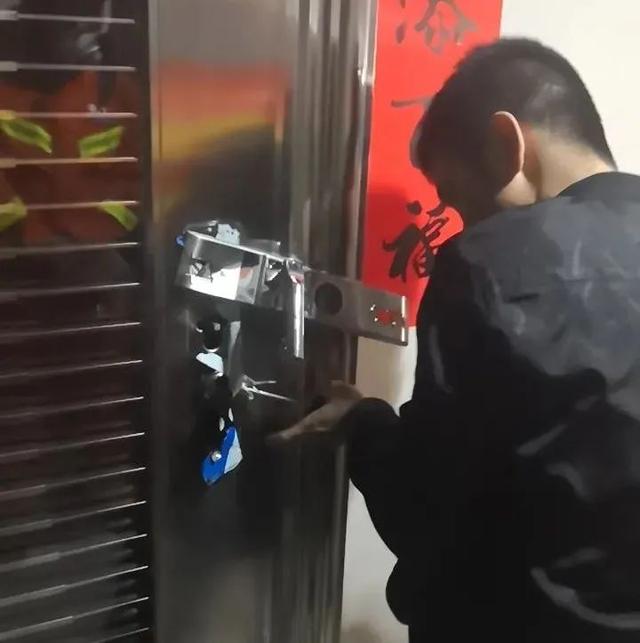 妈妈被“熊孩子”锁在阳台外，爸爸“远程”报警求救……