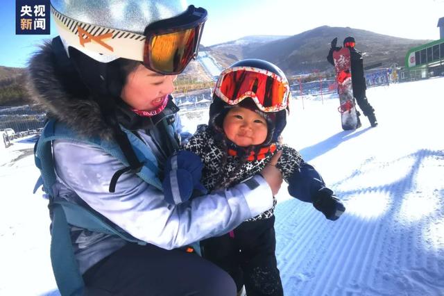 不会走路，却能滑雪！这个萌娃太厉害