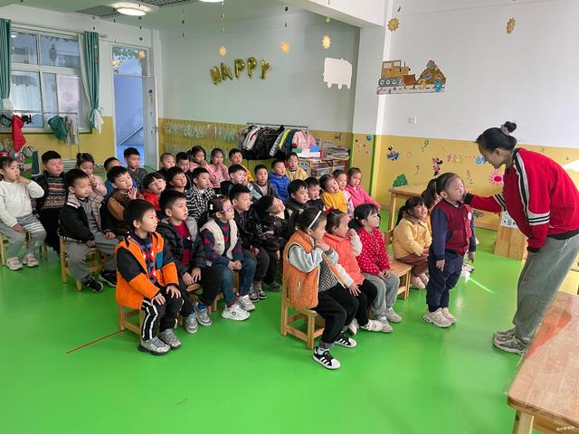 守护花开，女童保护在行动——受降路小学幼儿园“守护青苹果”安全教育课堂