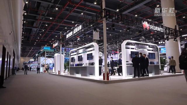 新华全媒+丨“铁蛋，你好”——“沉浸式”体验2021中国5G+工业互联网大会