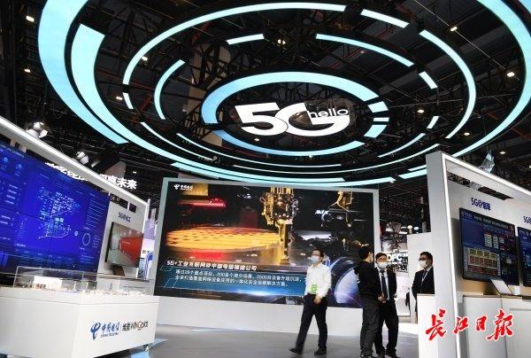 感受5G+成果展的“黑科技”
