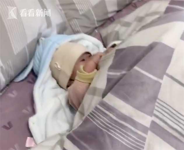 奶爸在被窝里给“小棉袄”换尿不湿 怕闺女腿露在外面冷