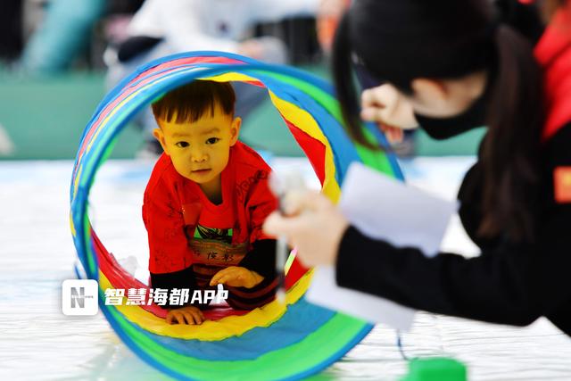 萌出屏幕！这场幼儿亲子运动会，现场赛况“激烈”