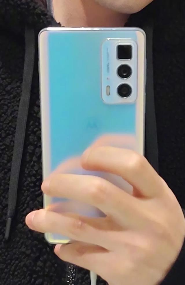 moto edge X30真机照曝光：双面猩猩玻璃 首发OmniVision传感器
