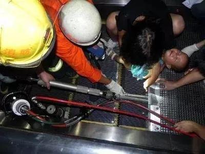 “喂？119吗？我家孩子头卡在马桶里了”