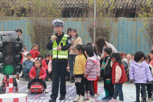 公安分局交警大队走进幼儿园开展交通安全宣传活动