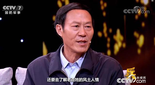 背着国徽翻山越岭，他究竟在干什么？