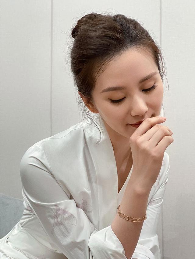 刘诗诗工作室发布周六问候随拍 白裙中盘发尽显温婉端庄