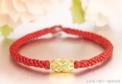 本命年戴什么珠宝（本命年的饰品是提前一年戴吗）