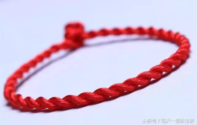 本命年戴什么珠宝（本命年的饰品是提前一年戴吗）
