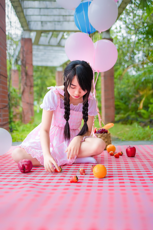 妹子摄影 – 粉色质感的麻花辫女孩在野营_图片 No.5