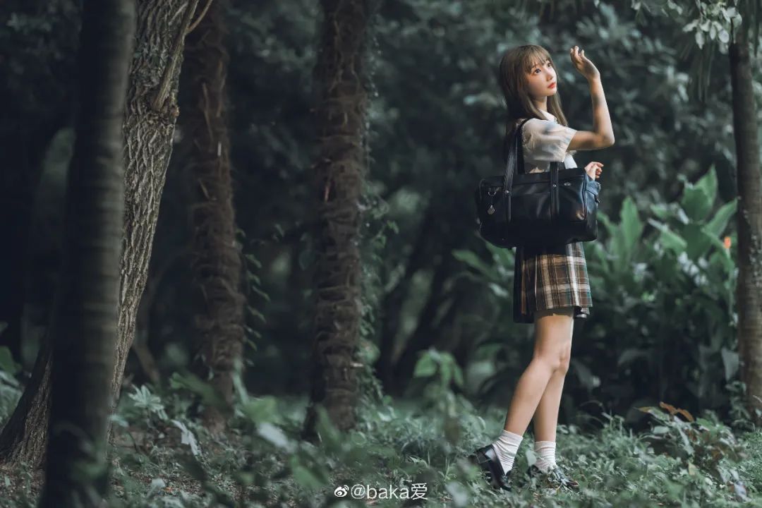 妹子摄影 – JK制服长腿少女行走在野外山水之间（@baka爱）_图片 No.10