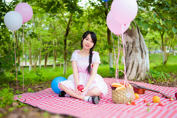 妹子摄影 – 粉色质感的麻花辫女孩在野营_图片 No.2