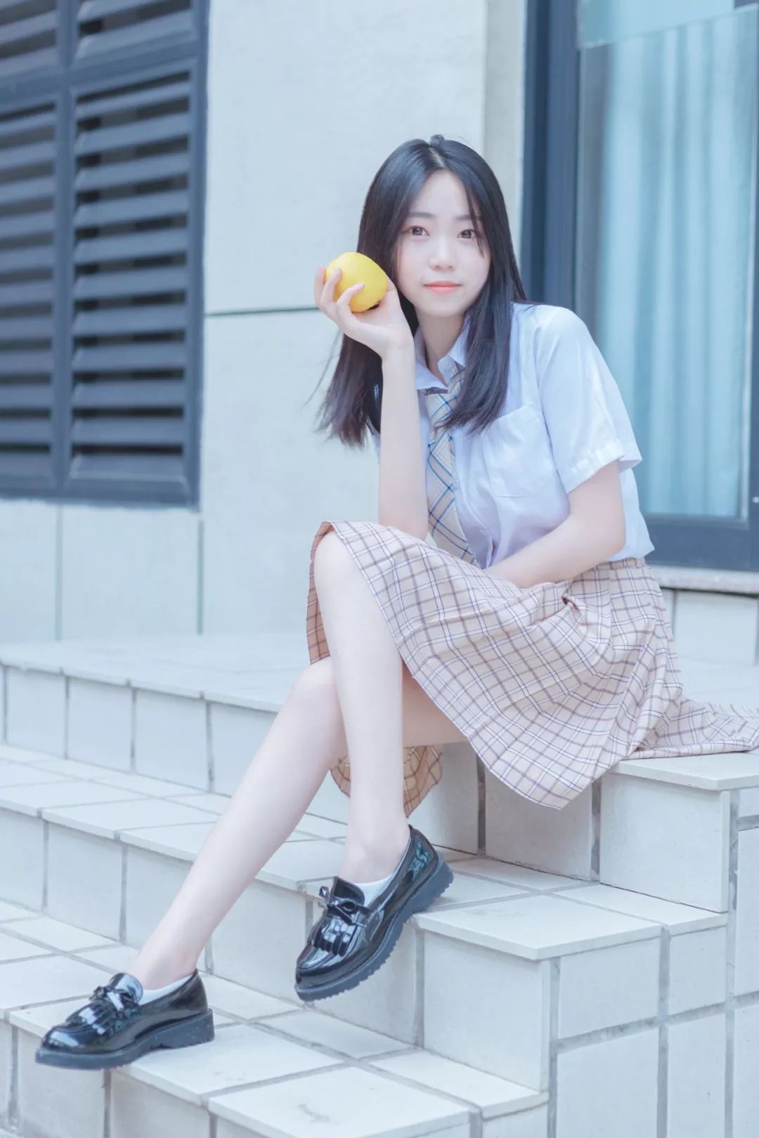 妹子摄影 – JK制服白白大长腿少女，手拿柠檬你要吃吗？_图片 No.3