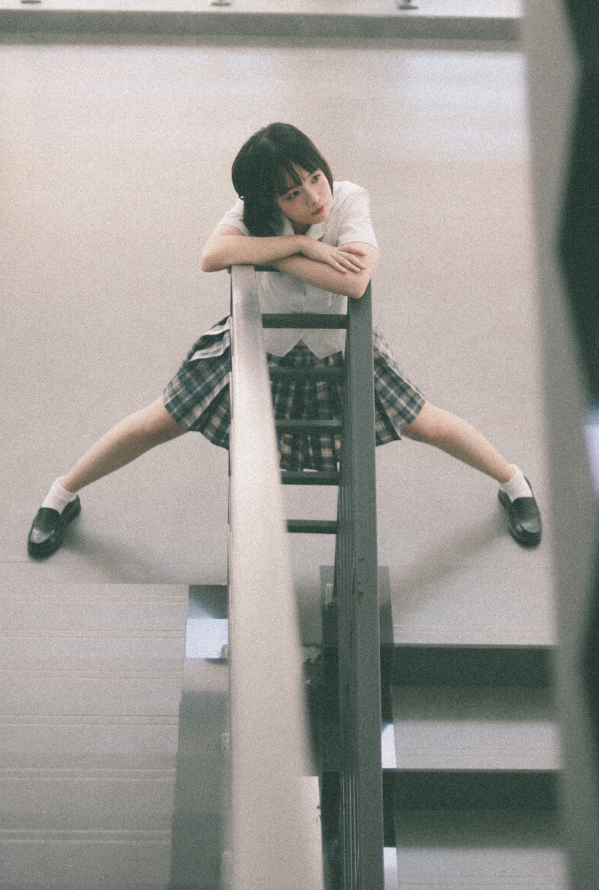 妹子摄影 – JK制服女孩叉开腿的模样真的很调皮（@不能变成树懒的蓝桉）_图片 No.3
