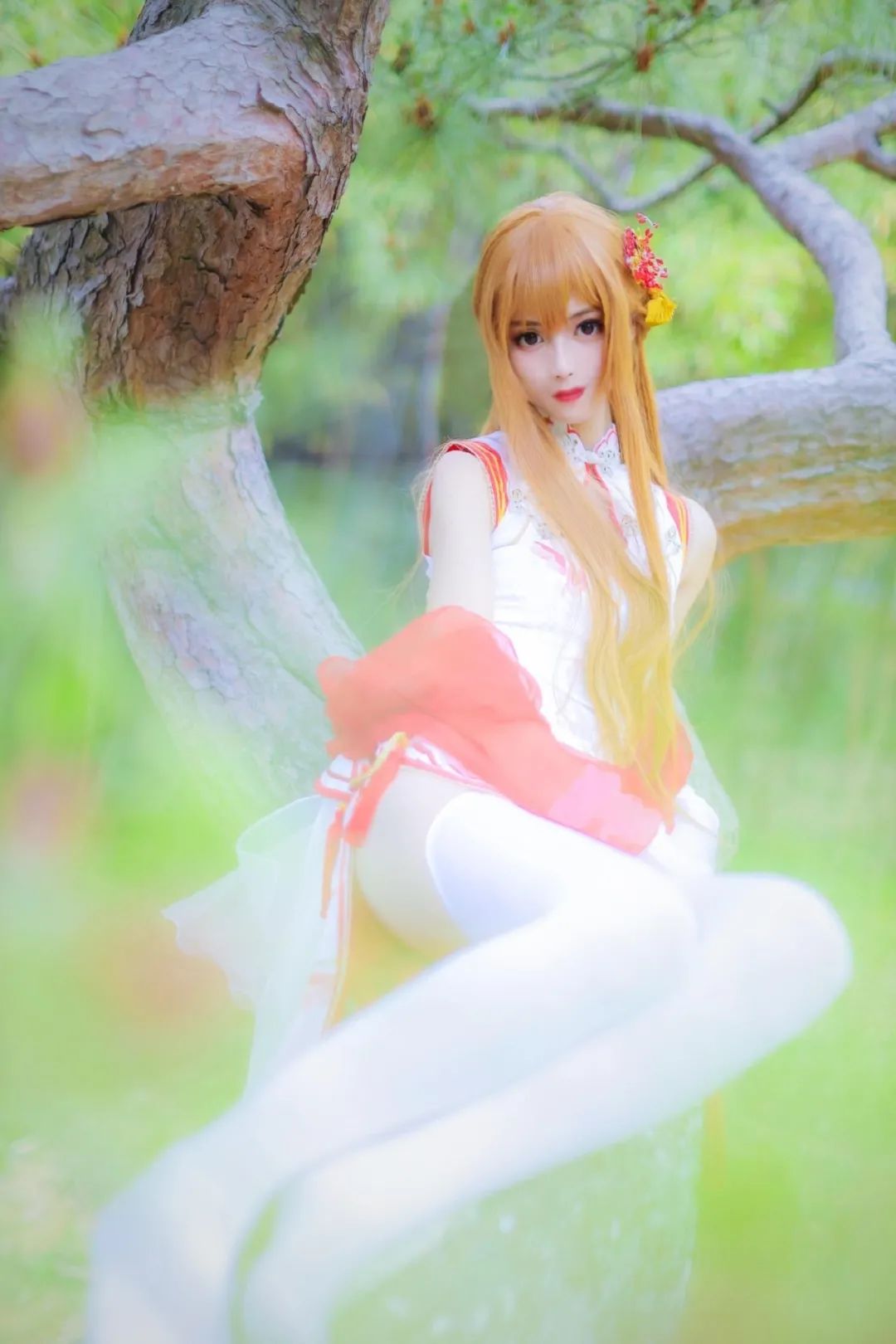 [亚丝娜cosplay] 腿长1米8的小姐姐cos《刀剑神域》旗袍亚丝娜(@coser安歌)，白丝袜绝对领域真让人馋！_图片 No.1