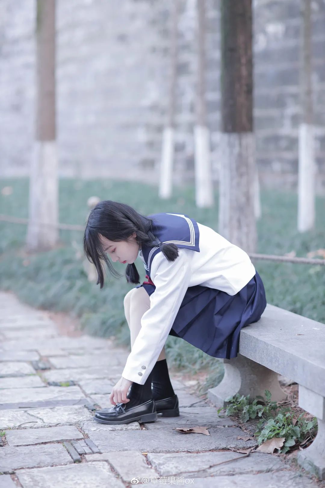 妹子摄影 – JK制服女孩@草莓果酱ox，古墙后躲猫猫可可爱爱_图片 No.1